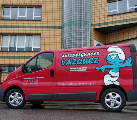 foto furgoneta vinilada con promoción de autodesguaces vazquez